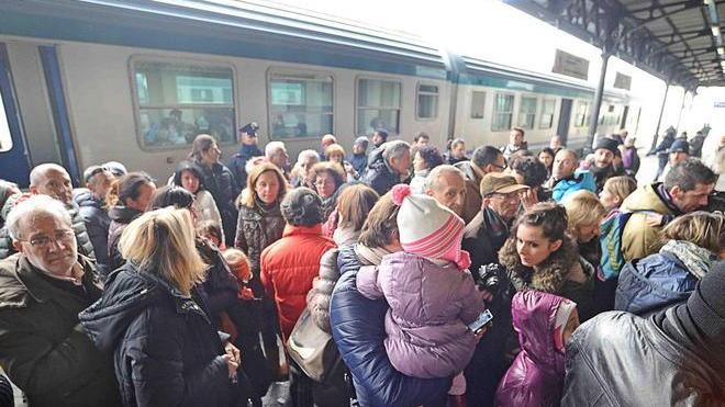 Le ruote slittano sui binari, si ferma il “treno dei mercatini”: caos e 400 passeggeri infuriati