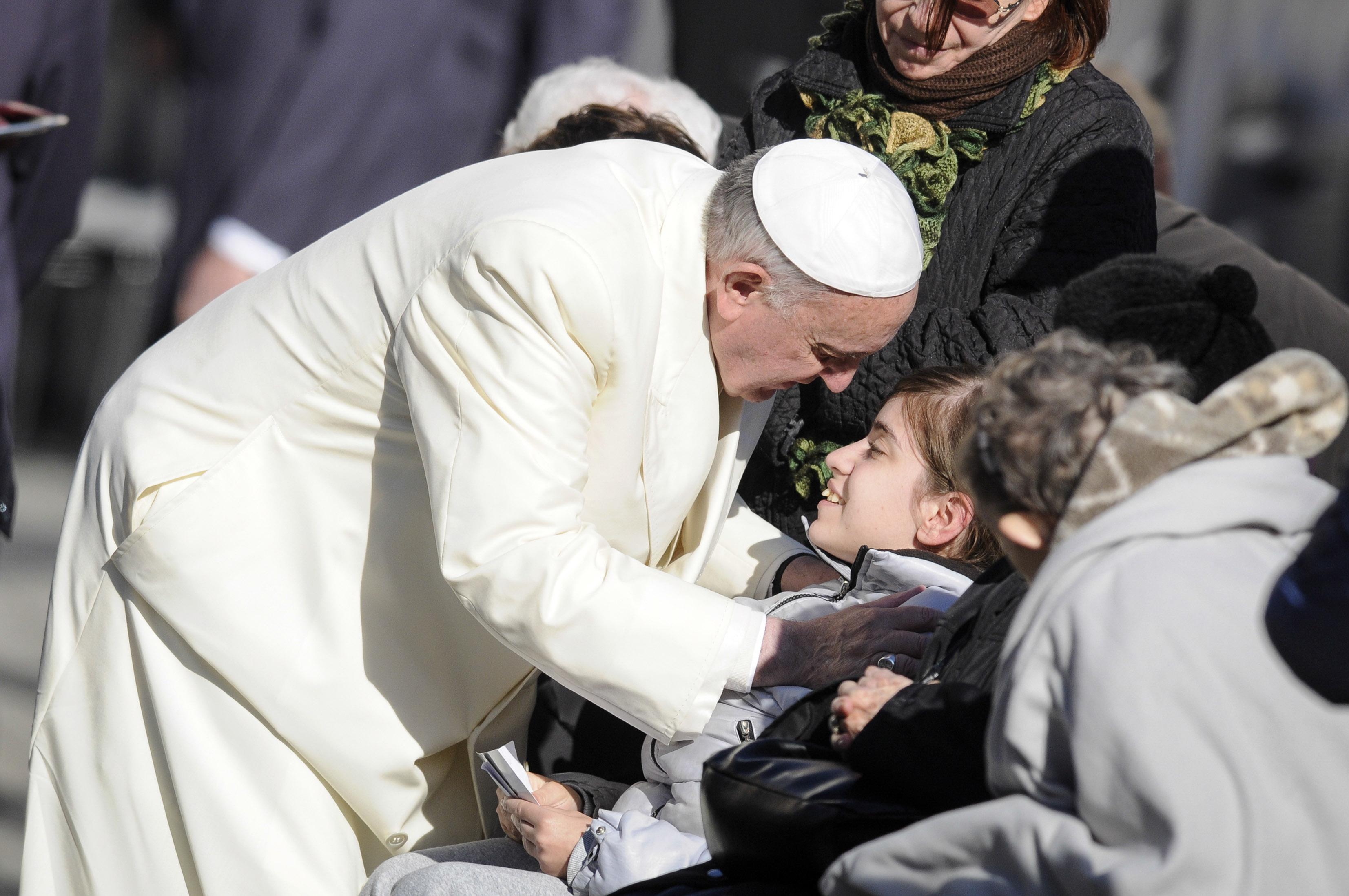 Papa Francesco abbraccia i disabili di Oristano 