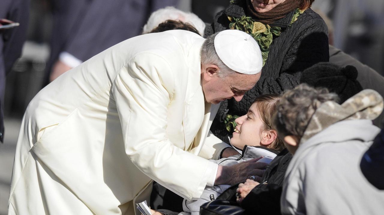 Papa Francesco abbraccia i disabili di Oristano 