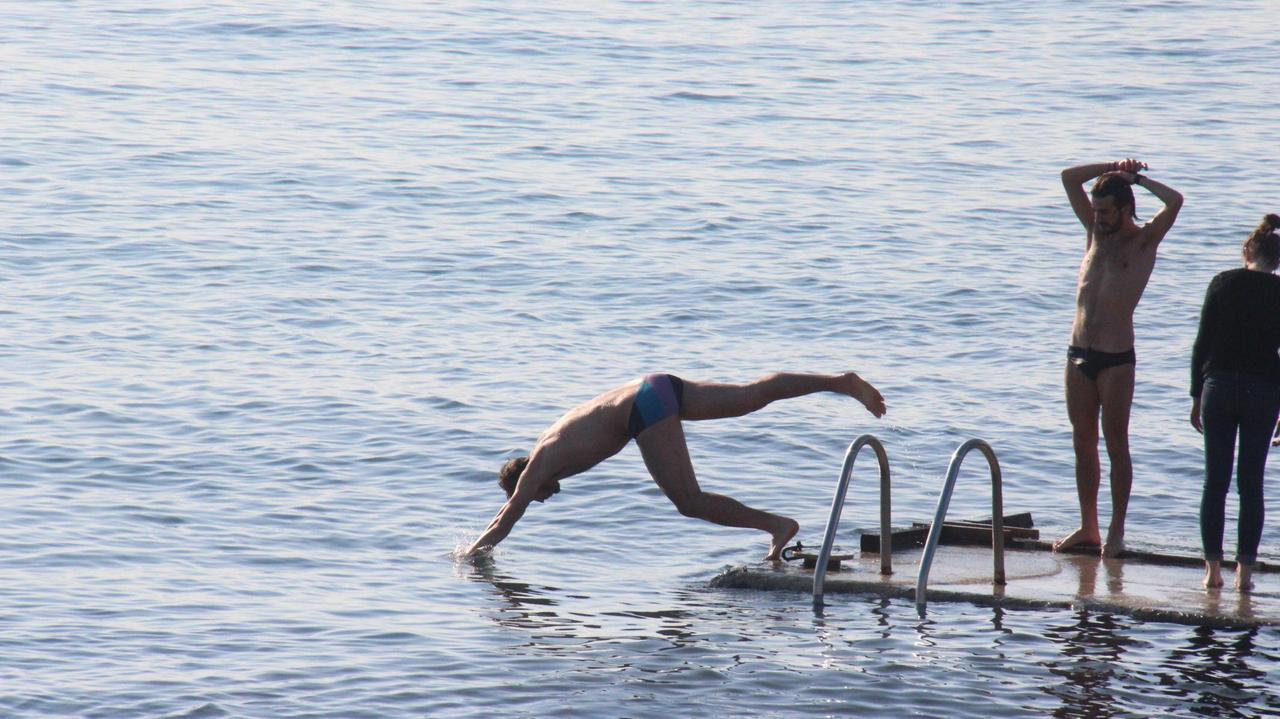 LA FOTO / Altro che albero di Natale, la giornata è perfetta per un tuffo in mare