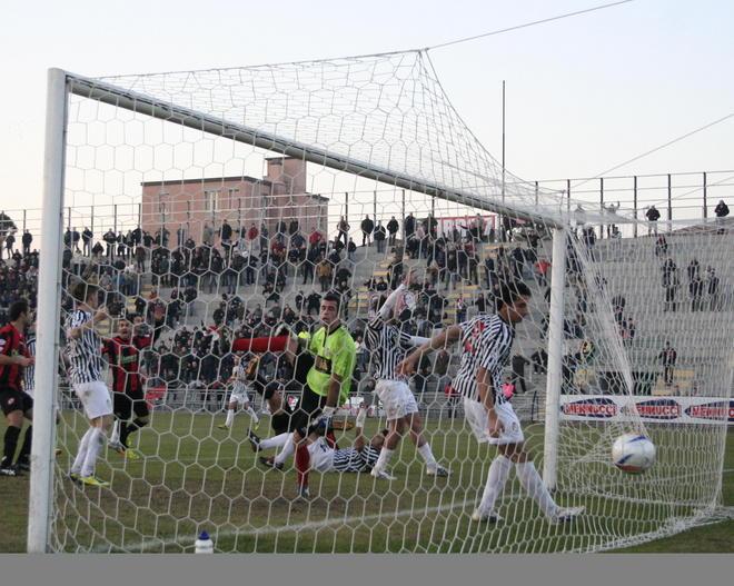 La Lucchese domina il derby ma il gol arriva nel finale 