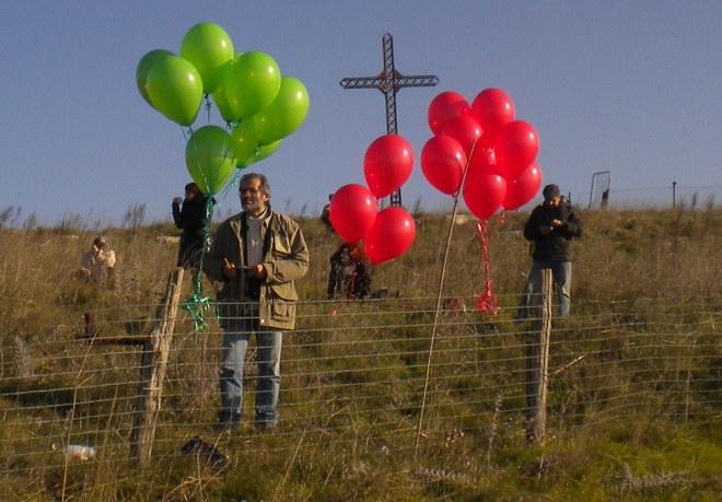 Prato, lancio di palloncini colorati per dire no al Monumento al Vento 