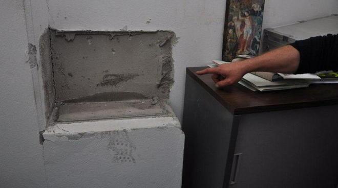 I ladri sfondano la cassaforte mentre la famiglia è in chiesa 
