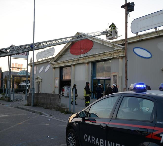 Viene giù dal tetto che si sfonda 