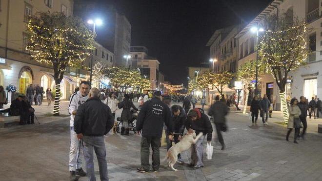 Le vie del centro illuminate a festa