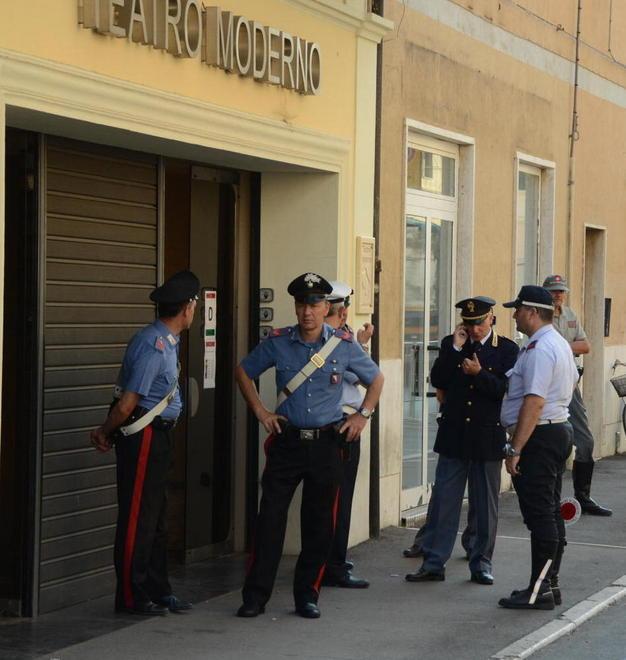 Scattano i divieti nelle vie intorno al teatro 