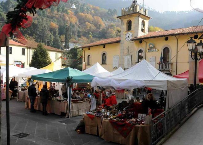 Arriva Natale, bancarelle a Piazza