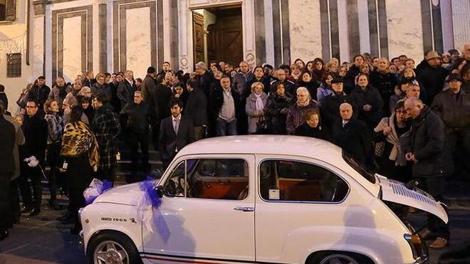 E nella piazza appare lo striscione che tifa Civati