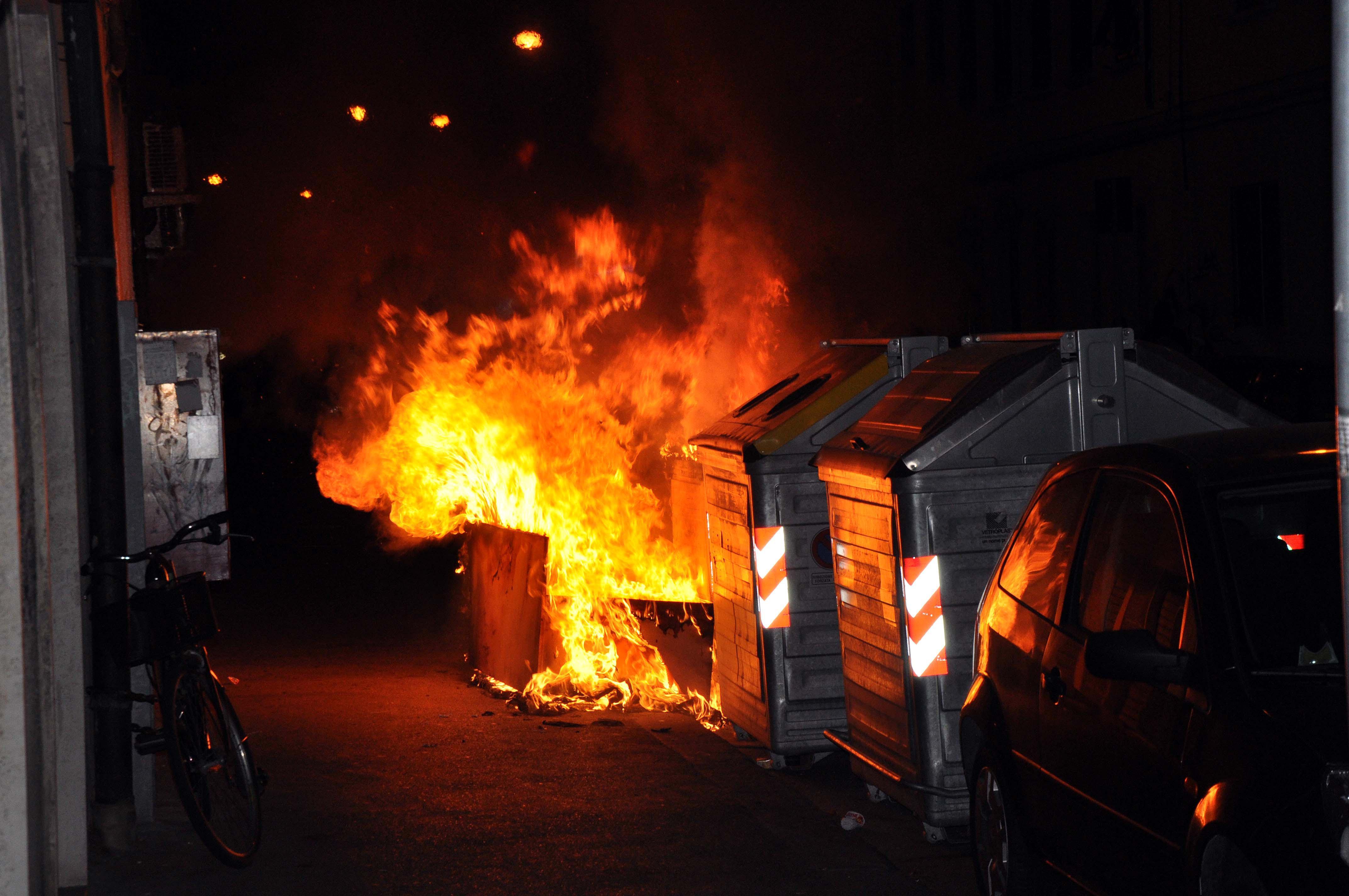 A fuoco due cassonetti in zona Goito 