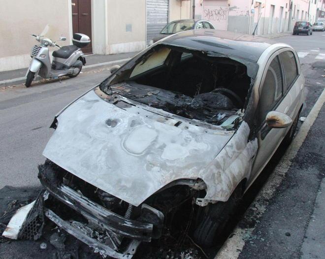 Auto distrutta da un incendio nella notte 