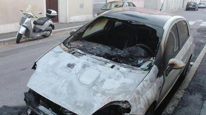 Auto distrutta da un incendio nella notte