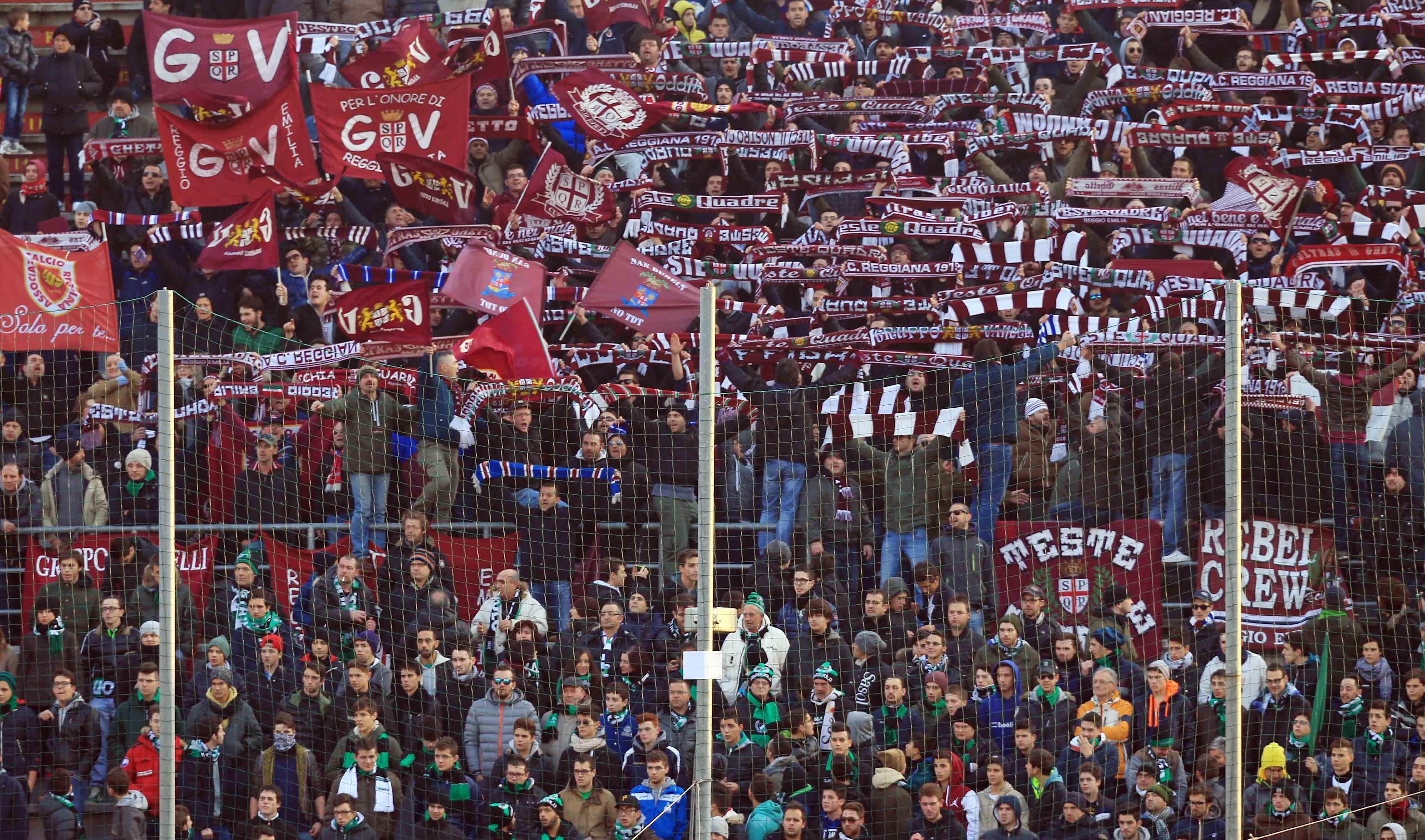 Lo stadio alla Mapei, la protesta sugli spalti dei tifosi della Reggiana 