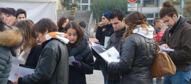 In fila per essere assunti da McDonald’s 