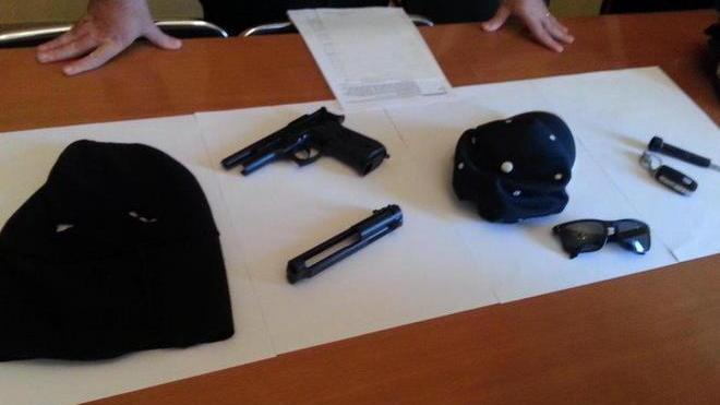 Assalto con la pistola alla tabaccheria: arrestati due rapinatori