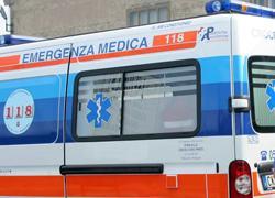 Resta incastrata con lo zaino tra le portiere: grave 16enne trascinata dal pullman 