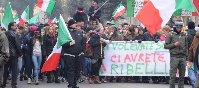 «Per un’Italia diversa»: i ribelli scendono in piazza 