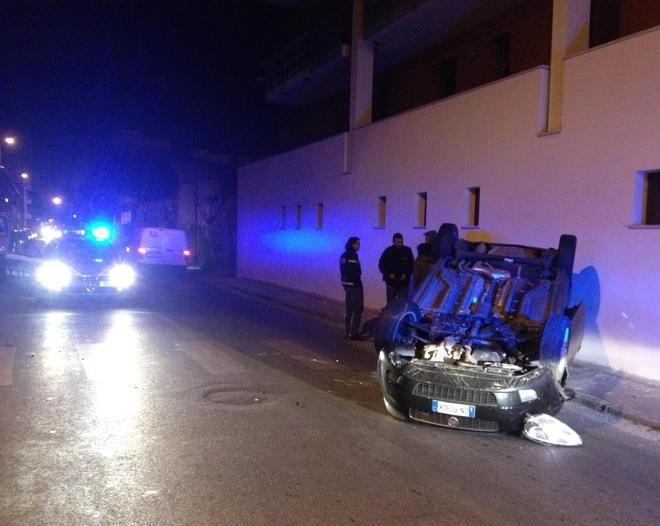 Ubriaco alla guida si cappotta con l’auto 