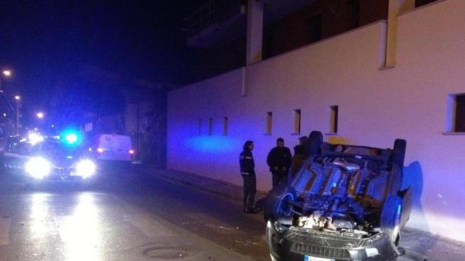 Ubriaco alla guida si cappotta con l’auto