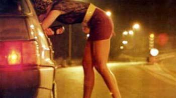 Fanno sesso per strada, denunciati per atti osceni