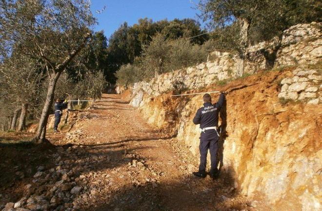 Due strade abusive sulle colline di Pietrasanta 