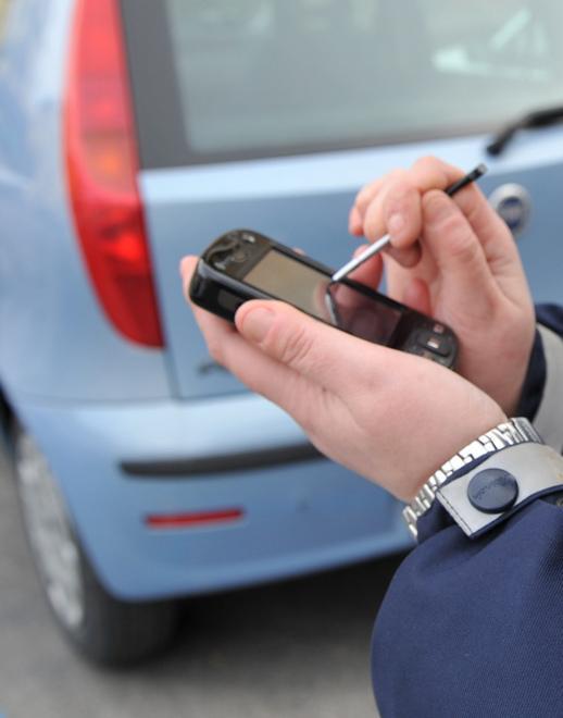 Sono valide le multe per chi parcheggia fuori dagli stalli blu 