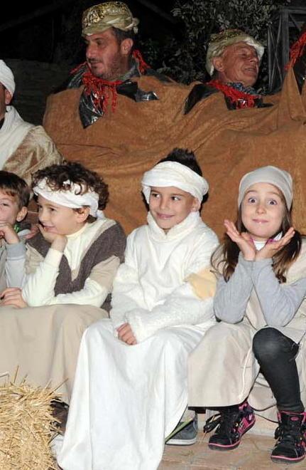 Emozione e magia col presepe vivente di alunni e genitori 
