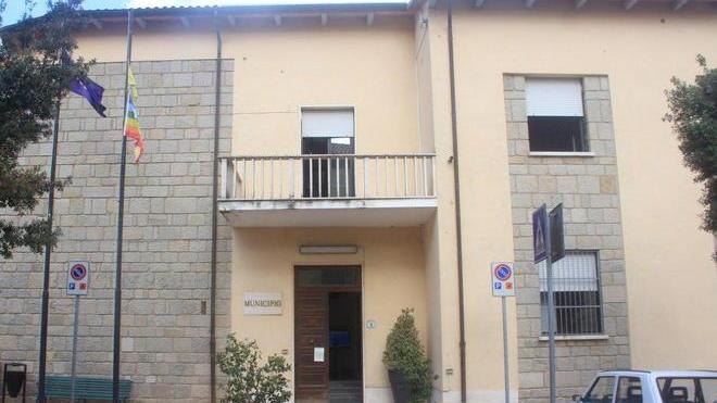 Blitz in municipio Paese sotto choc