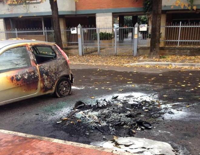 Auto a fuoco, si pensa al dolo 