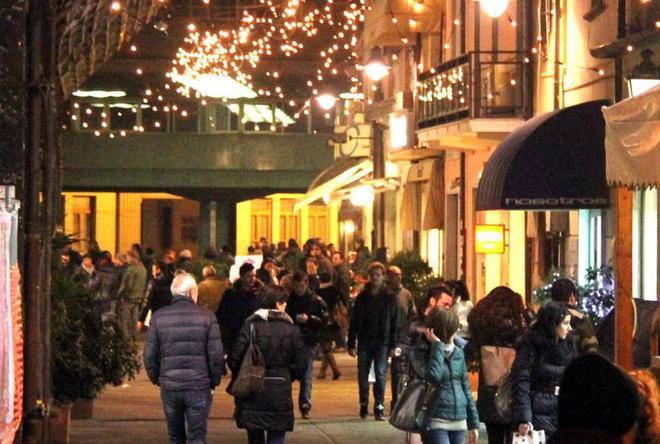 Città «accesa» e tanta gente: inizia lo shopping natalizio 