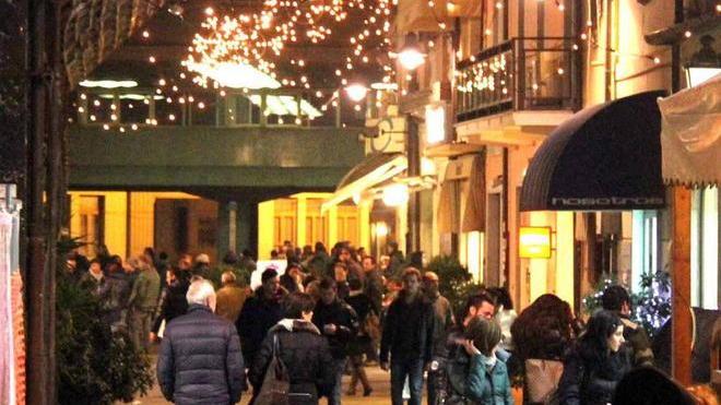 Città «accesa» e tanta gente: inizia lo shopping natalizio