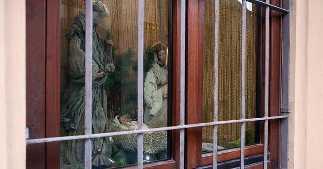Una Natività alla finestra