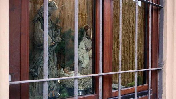 Una Natività alla finestra