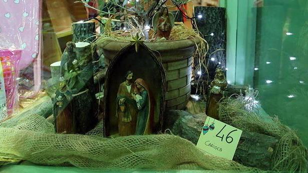 In vetrina piccoli tronchi di legno