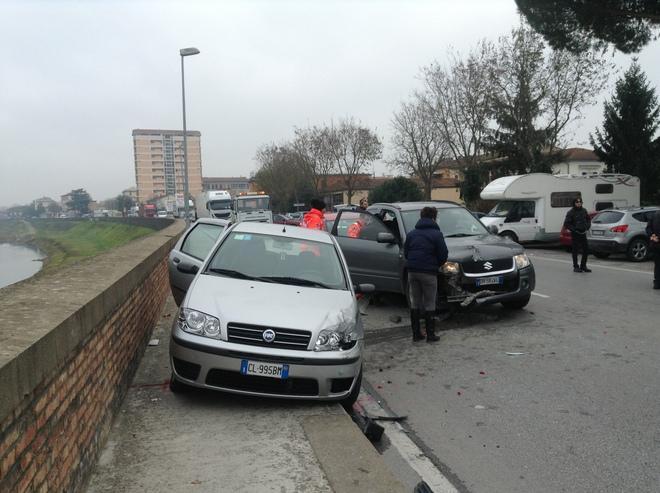 Incidente a Pontedera, auto contro la spalletta dell’Era 