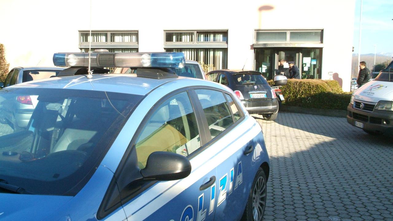 Rapinano una banca, arrestati dopo un inseguimento in autostrada