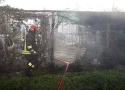 Dà fuoco a una baracca a Torre del Lago e rischia di morire ustionato: salvato e arrestato 