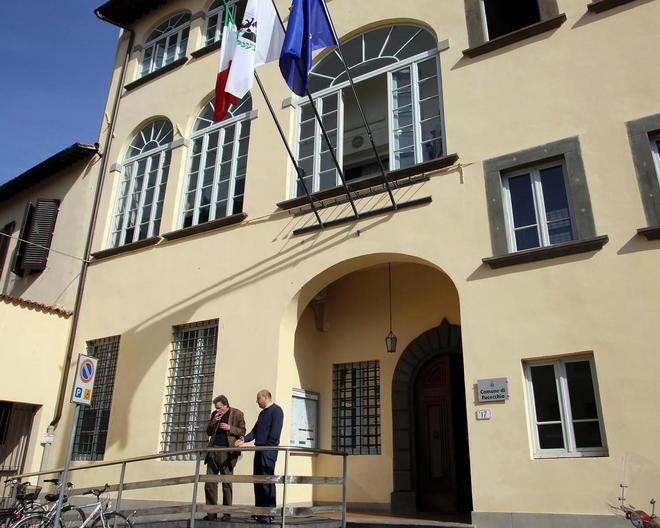 Cade sul marciapiede e chiede 17mila euro di danni al Comune 