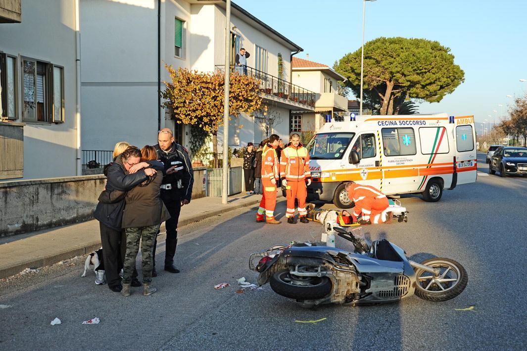 Bambino travolto da uno scooter mentre è per mano con la nonna 