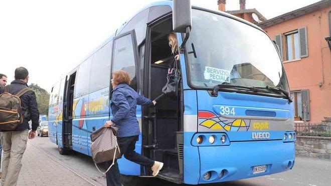 Trascinata per metri dal pullman: grave