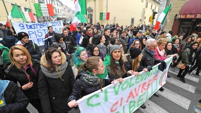 Scende in piazza la rabbia di studenti e pensionati