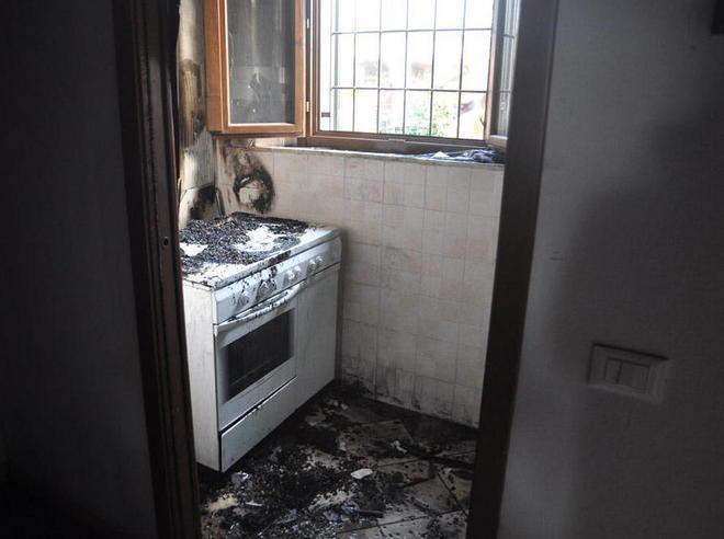Incendio nella canonica Distrutti gli abiti per i poveri