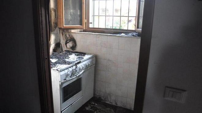 Incendio nella canonica Distrutti gli abiti per i poveri