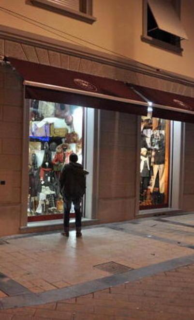 Viale Marconi chiuso i negozianti protestano 