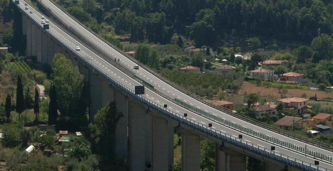 Tenta il suicidio sulla Bretella 