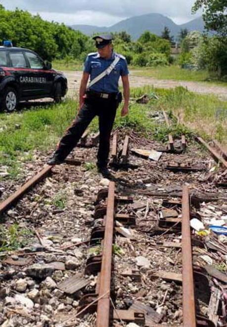 Resta incastrata con l’auto sui binari 