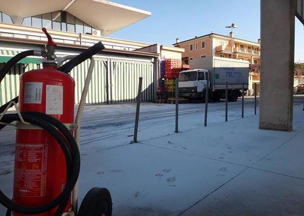 Estintori svuotati nella zona del mercato