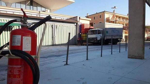 Estintori svuotati nella zona del mercato