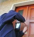 Incrocia tre sulle scale: erano i ladri in fuga 