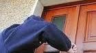 Incrocia tre sulle scale: erano i ladri in fuga