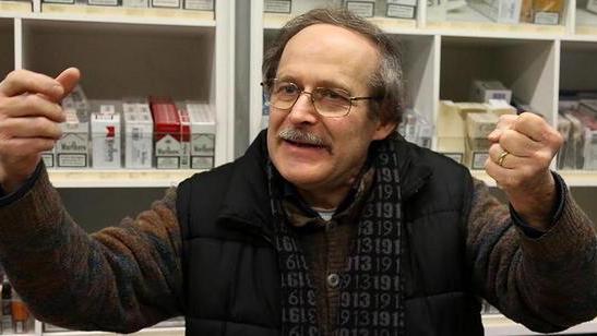Mette in fuga il rapinatore con la pistola